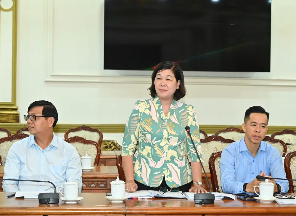 Bí thư Đảng ủy phường Bến Thành Hoàng Thị Tố Nga báo cáo. Ảnh: VIỆT DŨNG z6858952703440_bd610b57f0cb86b6ef08e7ea21211cf0.jpg