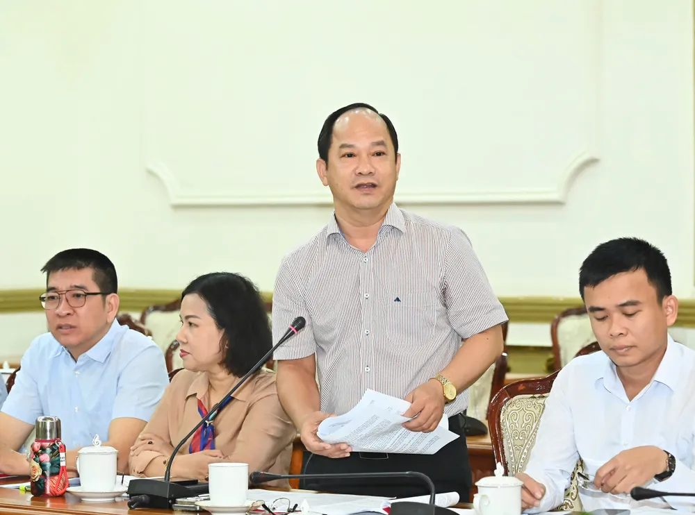 Bí thư Đảng ủy phường Tân Định Lê Đức Thanh báo cáo. Ảnh: VIỆT DŨNG z6858952714390_a7bf0fd7155a43b67e149952c0cc1a88.jpg