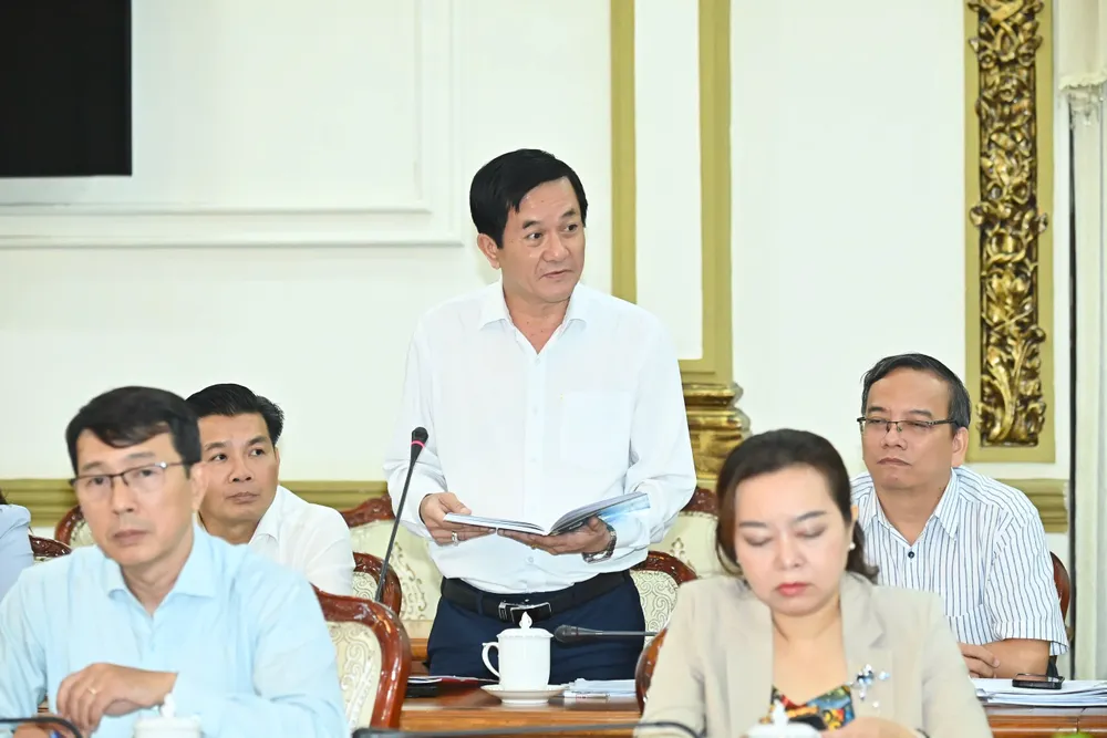 Bí thư Đảng ủy phường Dĩ An Võ Văn Hồng báo cáo. Ảnh: VIỆT DŨNG z6858952718319_c80d227c5da848d89d0dc3091ad4ded5.jpg