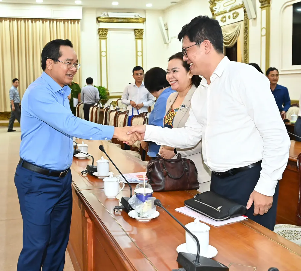 Đồng chí Nguyễn Văn Được trao đổi cùng lãnh đạo các phường. Ảnh: VIỆT DŨNG z6858952876382_b5014328844bd74b353407b8edf0825f.jpg