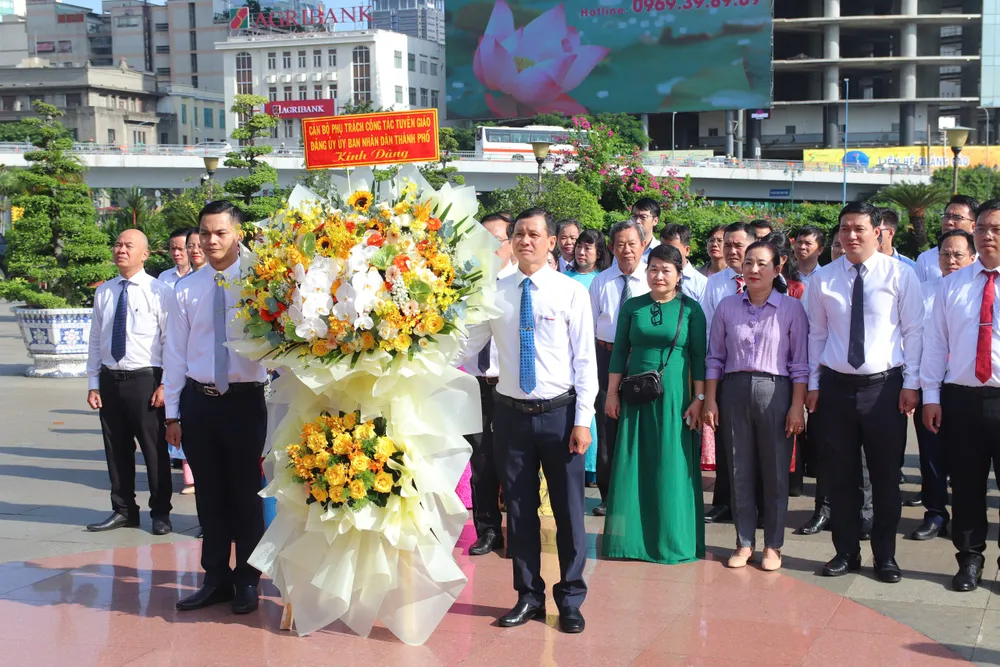 Các đại biểu tham dự dâng hoa, dâng hương Chủ tịch Hồ Chí Minh z6859286019557_fdb343dbcdee6a15af14a7c07fa13f2a.jpg