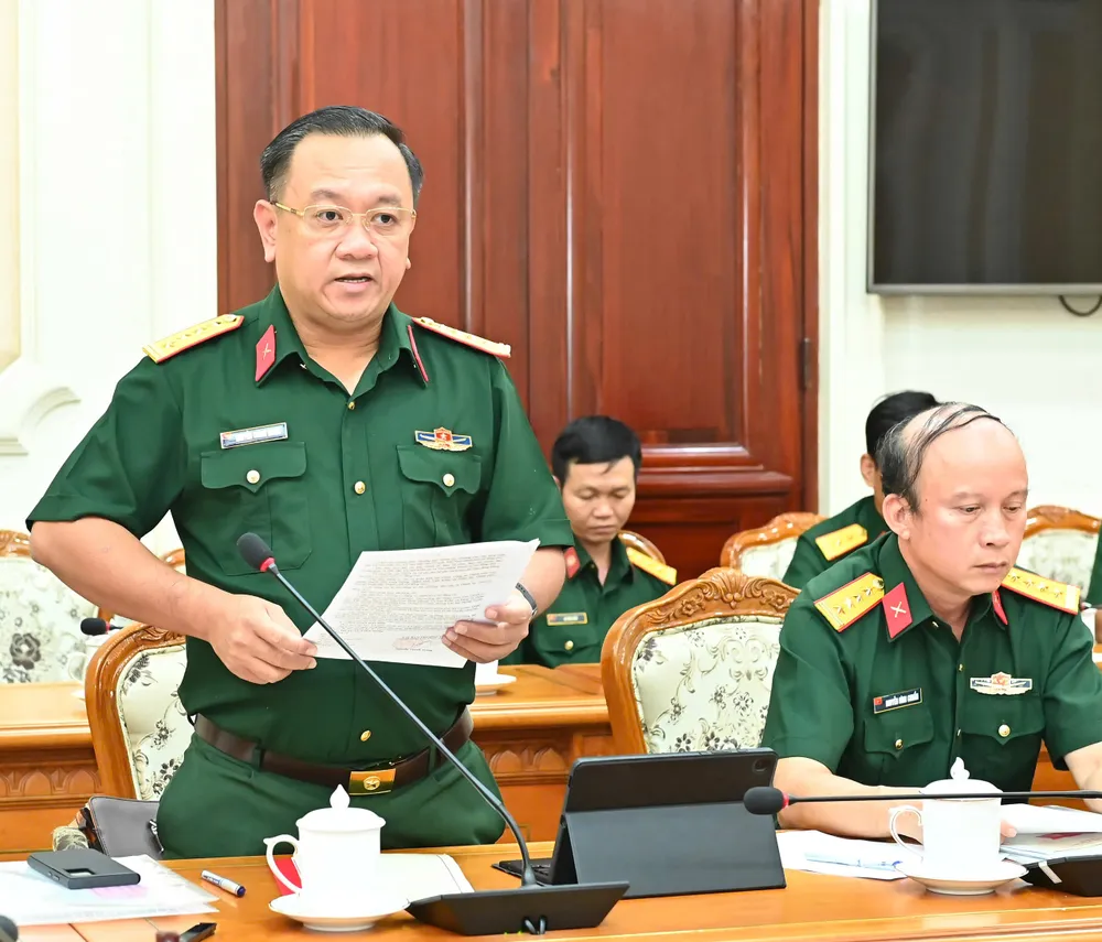 Chính ủy Bộ Tư lệnh TPHCM báo cáo tại buổi làm việc. Ảnh: VIỆT DŨNG z6859597121839_9c040c37f35d848b6305b65ea565c2b3.jpg