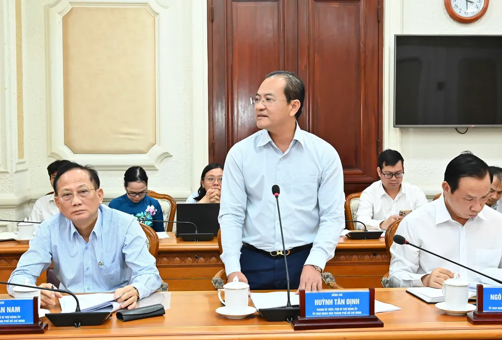 Đồng chí Huỳnh Tân Định, Phó Bí thư Đảng ủy UBND TPHCM phát biểu. Ảnh: VIỆT DŨNG z6859768301662_95a6615256edcacec48858453fff52cc.jpg