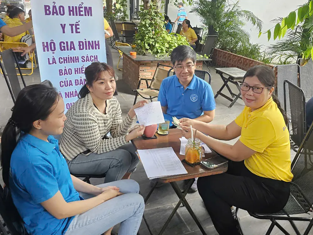 Nhân viên BHXH và Bưu điện TPHCM tư vấn chính sách BHXH tự nguyện cho người dân Nhân viên BHXH và Bưu điện TPHCM tư vấn chính sách BHXH tự nguyện cho người dân.jpg