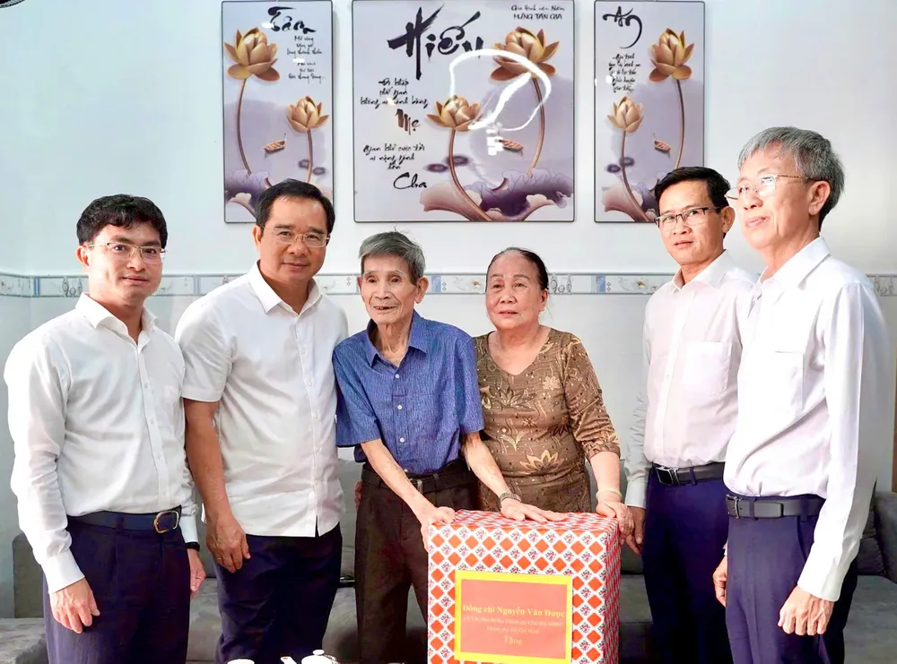 Le président du Comité populaire de Hô-Chi-Minh-Ville, Nguyen Van Duoc, a rendu visite au camarade Nguyen Xuan Vien et lui a offert des cadeaux. z6883777690284_44d58e28fc7b2fc38753498ddce8ab32.jpg