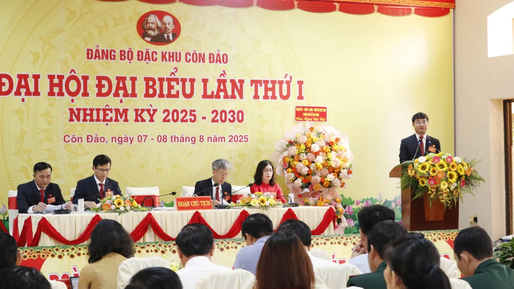 Bí thư Đảng ủy đặc khu Côn Đảo Lê Anh Tú phát biểu tại đại hội 1.JPG