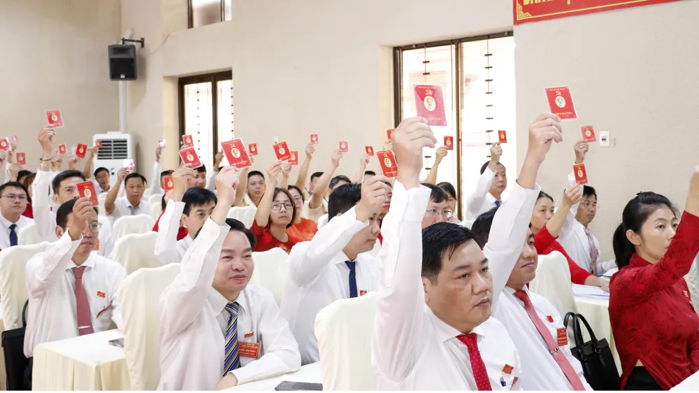 Đại biểu biểu quyết thông qua các báo cáo tại đại hội 13.JPG