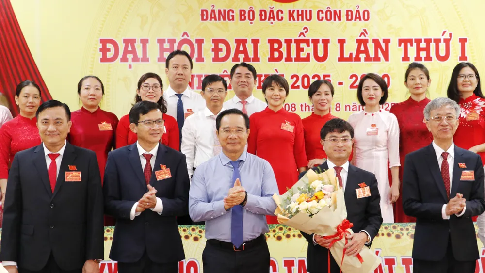 Đồng chí Nguyễn Văn Được chúc mừng Ban Chấp hành Đảng bộ đặc khu Côn Đảo nhiệm kỳ 2025-2030 17.JPG