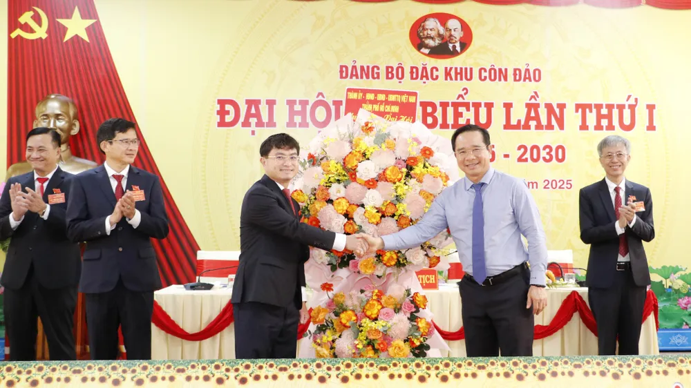 Đồng chí Nguyễn Văn Được trao hoa của Thành ủy - HĐND - UBND - Ủy ban MTTQ Việt Nam TPHCM chúc mừng đại hội 5.JPG