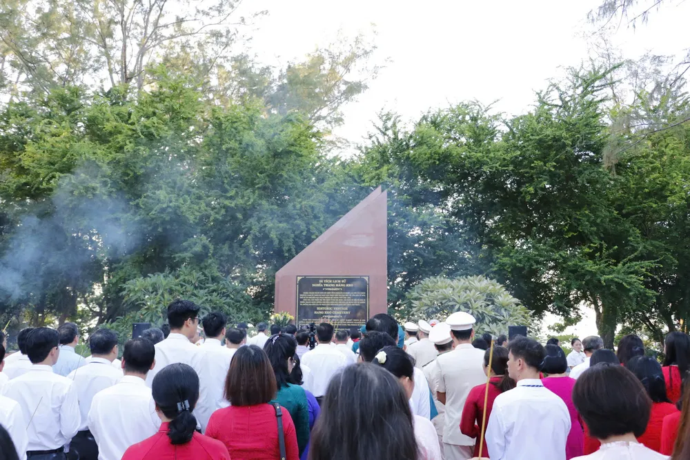 គណៈប្រតិភូបានអុជធូបនៅទីបញ្ចុះសពហង្សកែវ 6.jpg
