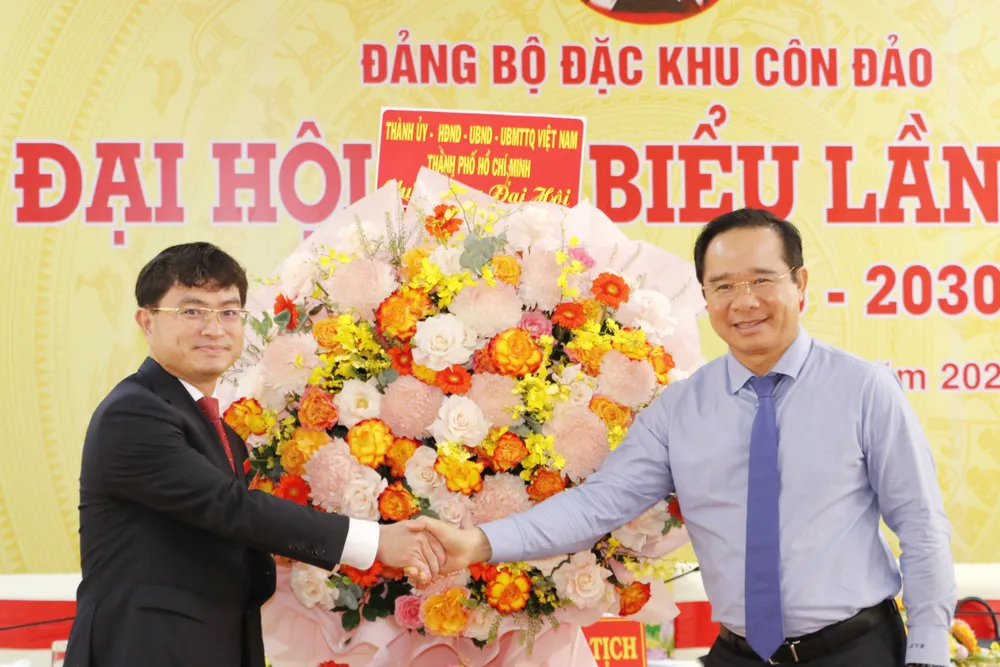 Đồng chí Nguyễn Văn Được tặng hoa chúc mừng đại hội 8.JPG
