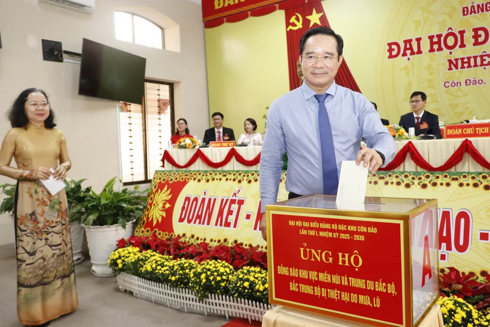 Chủ tịch UBND TPHCM cùng đại biểu ủng hộ đồng bào khu vực miền núi và trung du Bắc bộ, Bắc Trung bộ bị thiệt hại do mưa, lũ 9.JPG