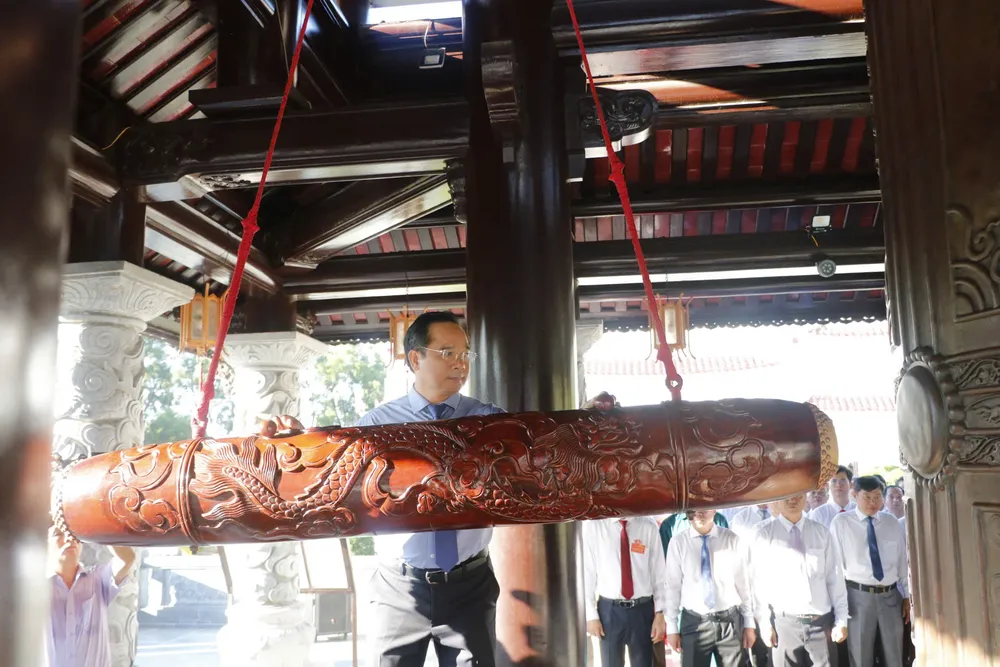 ប្រធានគណៈកម្មាធិការប្រជាជនទីក្រុងហូជីមិញ លោក Nguyen Van Duoc បានលើកកណ្ដឹង បើកពិធីថ្វាយផ្កា និងធូបនៅប្រាសាទ Con Dao។ ĐT5.jpg