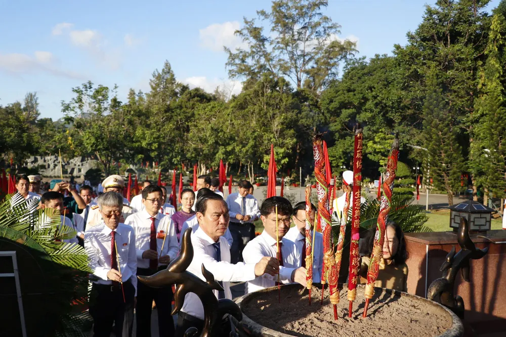 ប្រតិភូថ្វាយគ្រឿងក្រអូប HD2.jpg