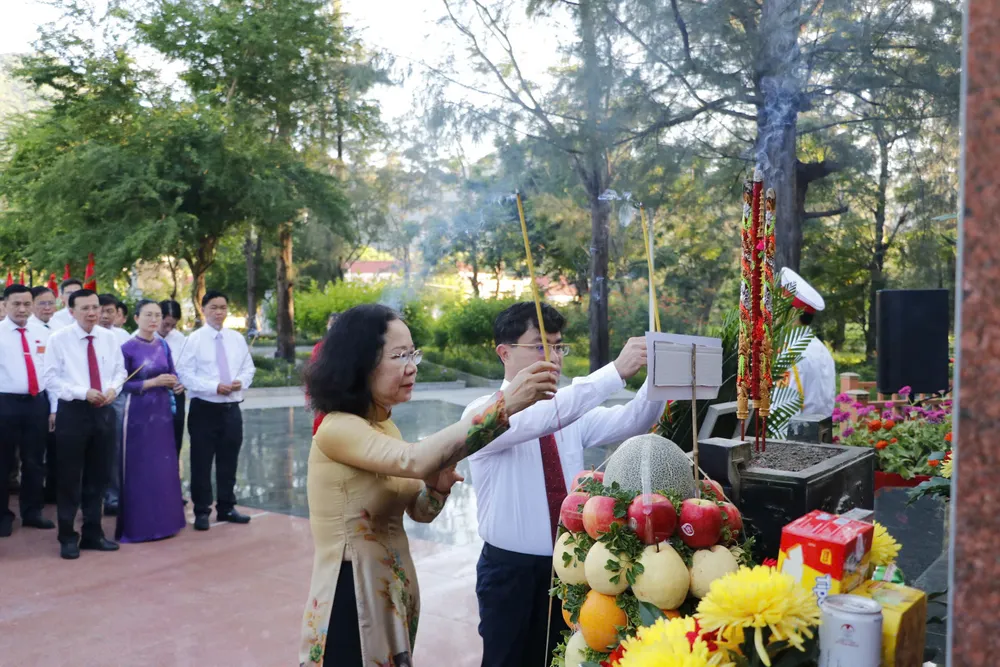 ប្រតិភូ អុជធូប នៅទីបញ្ចុះសព ហង្ស កែវ HK.jpg