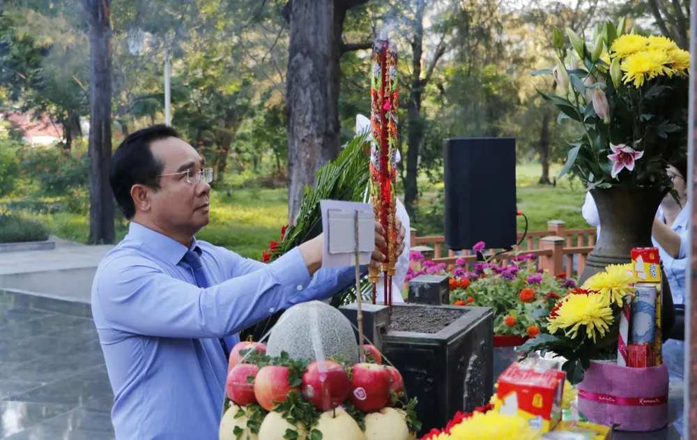 ប្រធានគណៈកម្មាធិការប្រជាជនទីក្រុងហូជីមិញ អុជធូបនៅទីបញ្ចុះសពហង្សកែវ HK1.jpg