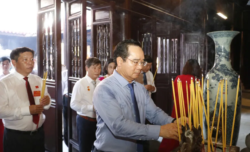 សមមិត្ត Nguyen Van Duoc អុជធូបនៅប្រាសាទ Con Dao TTD1.jpg
