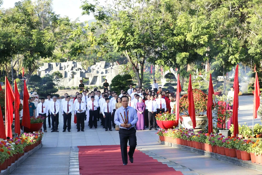 សមមិត្ត Nguyen Van Duoc និងគណៈប្រតិភូបានថ្វាយផ្កា និងធូបនៅទីបញ្ចុះសព Hang Duong។ z6884991917170_203f1cde5ae7ab0cb8619c790e2a777c.jpg