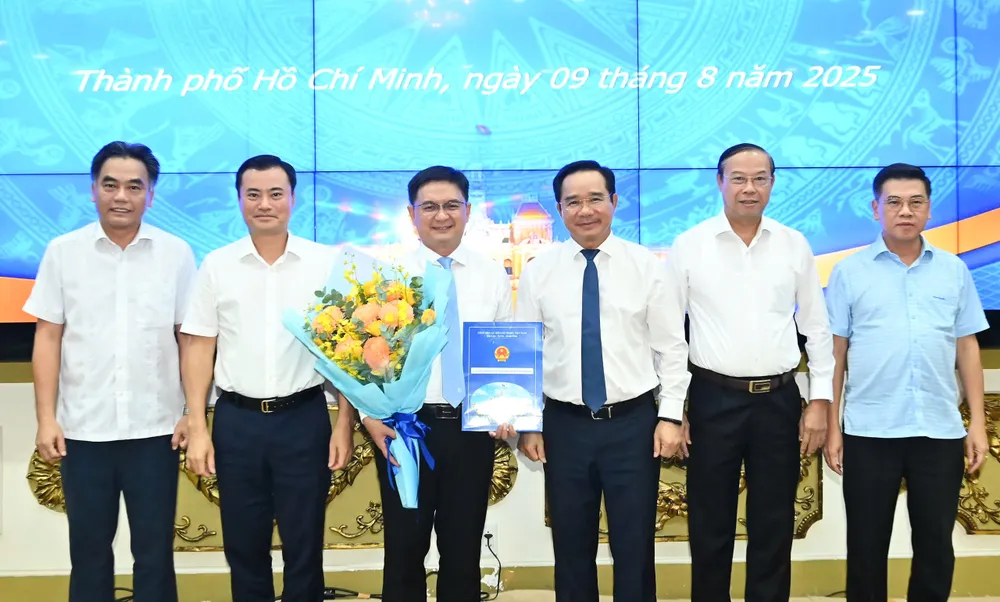 Chủ tịch UBND TPHCM cùng các Phó Chủ tịch UBND TPHCM chúc mừng đồng chí Nguyễn Mạnh Cường. Ảnh: VIỆT DŨNG z6888524220843_4ca3f923b4f2f9eb307a9dbb8ed64703.jpg