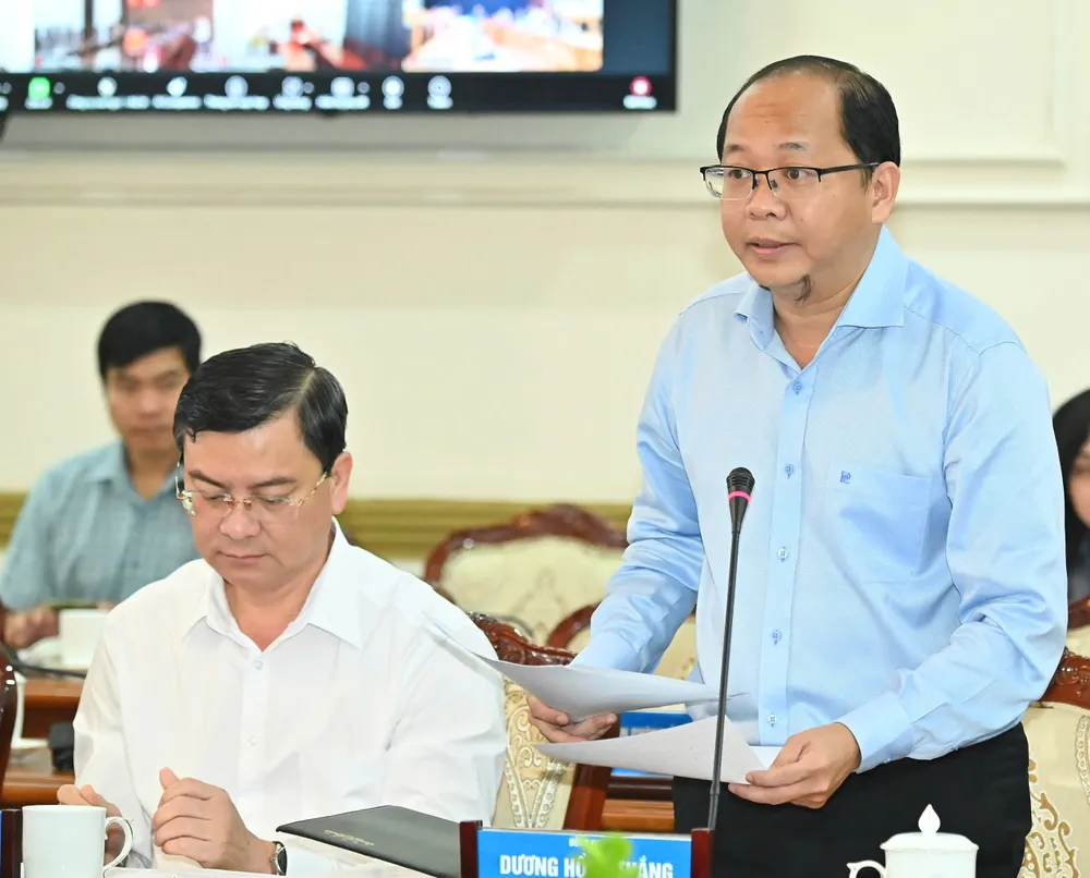 Chánh Văn phòng UBND TPHCM Dương Hồng Thắng thông qua chương trình phiên họp. Ảnh: VIỆT DŨNG z6888617443097_0ea1f09d22ad6db826fefc7c85bca527.jpg