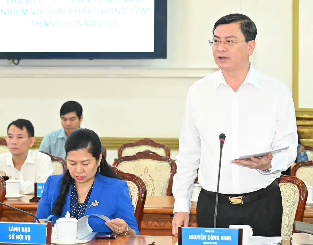 Giám đốc Sở Tài chính Nguyễn Công Vinh báo cáo. Ảnh: VIỆT DŨNG z6888617487196_ce371c31e77627c02ecaae1e9db77d0a.jpg