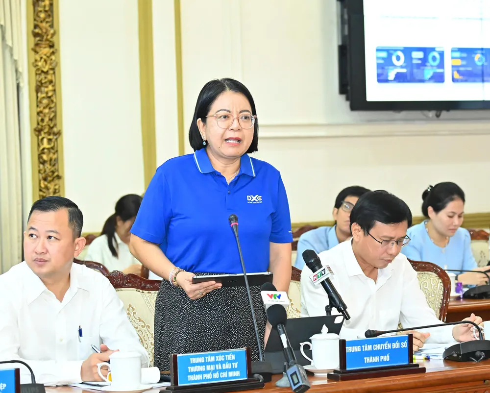 Giám đốc Trung tâm Chuyển đổi số TPHCM Võ Thị Trung Trinh thông tin tại phiên họp. Ảnh: VIỆT DŨNG z6889379663773_ea22d4f2b0488c42d33996426b793363.jpg