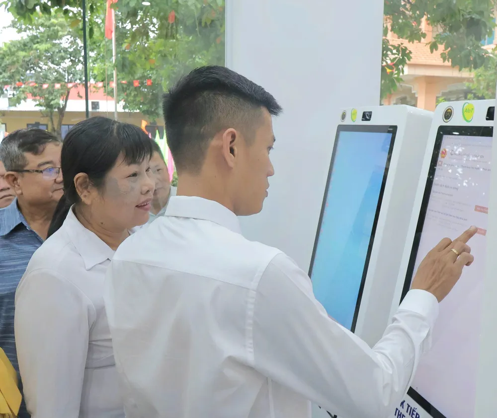Ki ốt thông minh phục vụ người dân được trang bị tại Trung tâm Phục vụ hành chính công xã Củ Chi 6c115c94a4e22cbc75f3.jpg