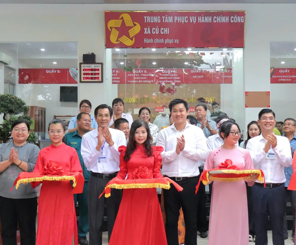 Bí thư Đảng ủy xã Củ Chi Hứa Quốc Hưng cùng Chủ tịch UBND xã Củ Chi Phạm Kiều Hưng và các đại biểu cắt băng khánh thành Trung tâm Phục vụ hành chính công xã Củ Chi 7ad68849703ff861a12e.jpg
