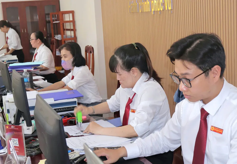 Công chức Trung tâm Phục vụ hành chính công xã Củ Chi giải quyết hồ sơ cho người dân d34100c1f8b770e929a6.jpg