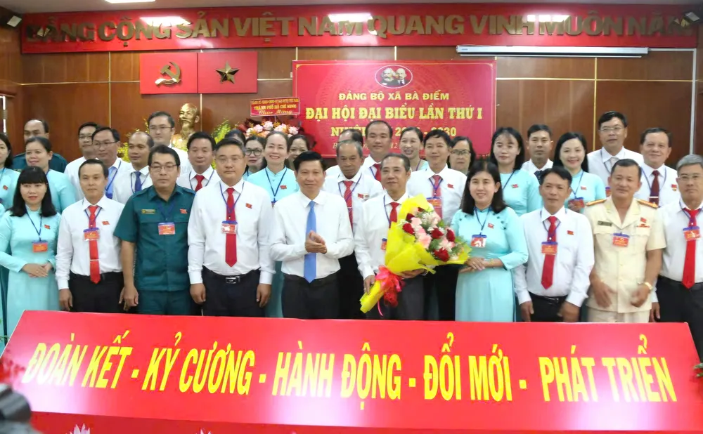 Đồng chí Trần Văn Tuấn chúc mừng Ban Chấp hành Đảng bộ xã Bà Điểm a.jpg