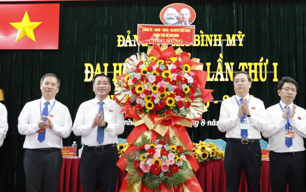 Đồng chí Phạm Thành Kiên tặng hoa của Thành ủy - HĐND - UBND - Ủy ban MTTQ Việt Nam TPHCM chúc mừng đại hội