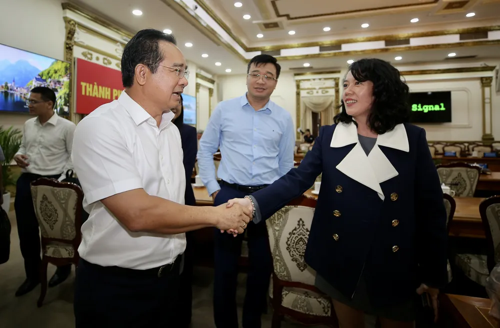 Đồng chí Nguyễn Văn Được trao đổi cùng chuyên gia tại hội nghị. Ảnh: DŨNG PHƯƠNG 19ef07452b4ea310fa5f.jpg