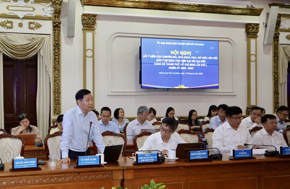 TS Vũ Thành Tự Anh phát biểu. Ảnh: DŨNG PHƯƠNG 409cc1241c2c9472cd3d.jpg