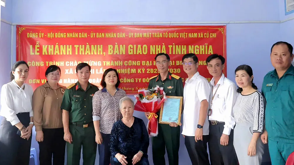 Lãnh đạo xã Củ Chi cùng các đại biểu dự bàn giao nhà cho gia đình bà Cao Thị Đức b47ee9eef3e77bb922f6.jpg