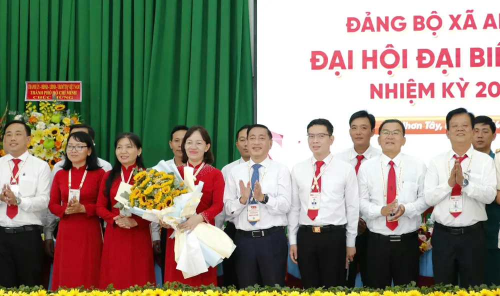 Đồng chí Phạm Thành Kiên chúc mừng Ban Chấp hành Đảng bộ xã An Nhơn Tây fadec178ba6732396b76.jpg
