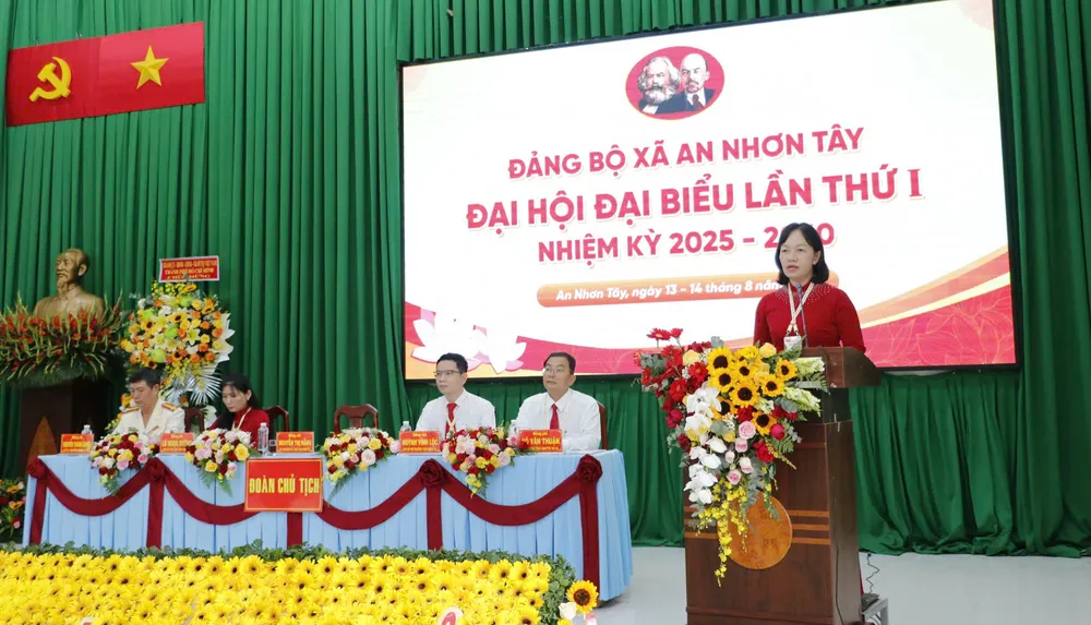 Bí thư Đảng ủy xã An Nhơn Tây Nguyễn Thị Hằng phát biểu diễn văn bế mạc đại hội z6905190016214_49b6eeea67efb4dd80434f9556bab229.jpg