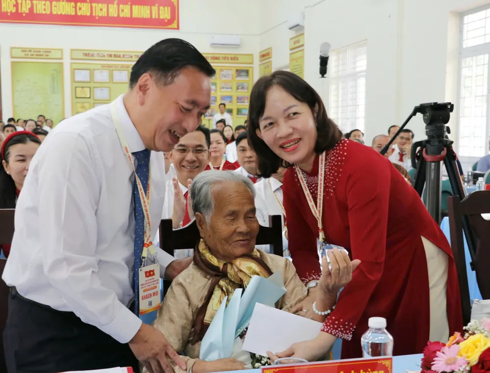 Đồng chí Phạm Thành Kiên và Bí thư Đảng ủy xã An Nhơn Tây tặng hoa, quà đến Mẹ Việt Nam Anh hùng Đỗ Thị Sang z6905190035723_bd5b728bb1b32084bb0251c9970772a2.jpg