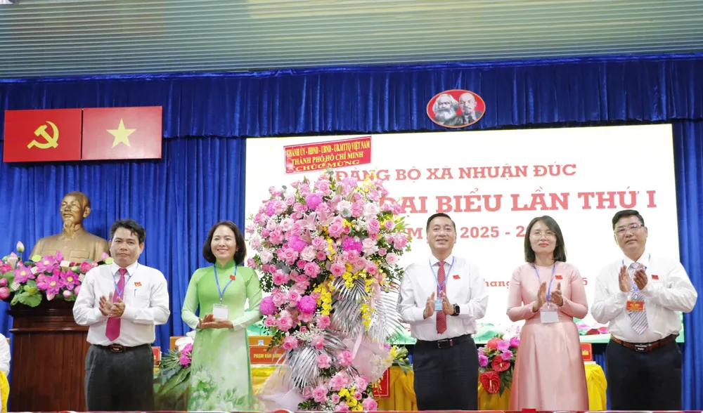 Đồng chí Phạm Thành Kiên tặng hoa của Thành ủy - HĐND - UBND - Ủy ban MTTQ Việt Nam TPHCM chúc mừng đại hội. Ảnh: NGÔ BÌNH z6906302211615_8133e81d3b225ee11839668ae6126f19.jpg