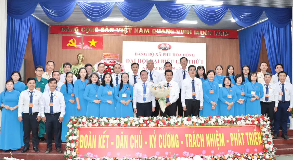Đồng chí Phạm Thành Kiên chúc mừng Ban Chấp hành Đảng bộ xã Phú Hòa Đông nhiệm kỳ 2025-2030 296618ba1d9195cfcc80.jpg