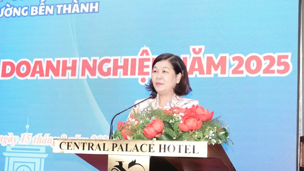Bí thư Đảng ủy phường Bến Thành Hoàng Thị Tố Nga trao đổi tại hội nghị 38eaec3ca01628487107.jpg