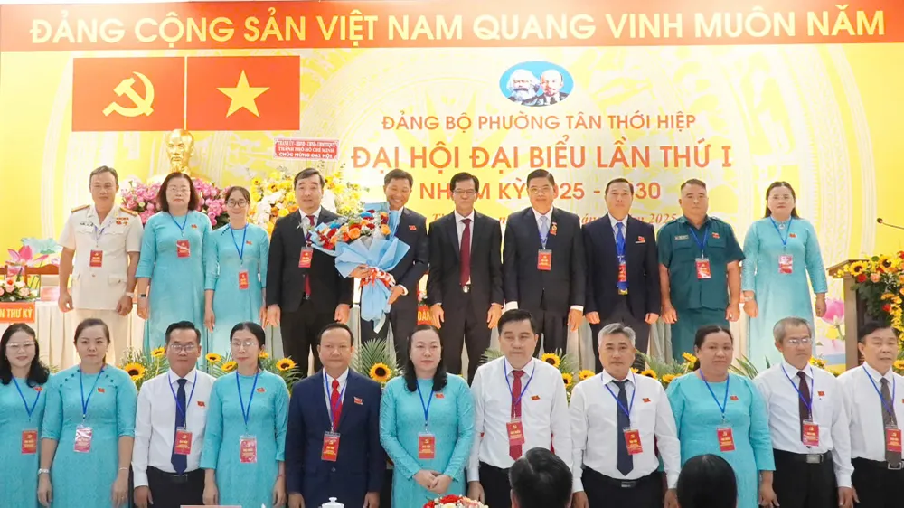Đồng chí Dương Trọng Hiếu chúc mừng Ban Chấp hành Đảng bộ phường Tân Thới Hiệp 533035088_1290435113094310_5267397957324411815_n (1).jpg