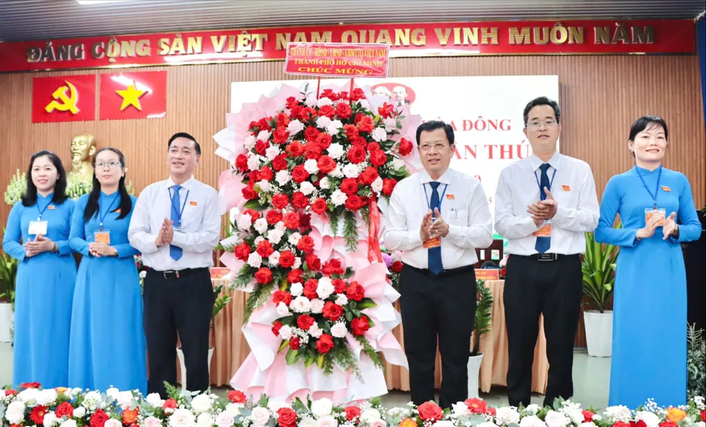 Đồng chí Phạm Thành Kiên tặng hoa chúc mừng đại hội b1f800db0af082aedbe1.jpg