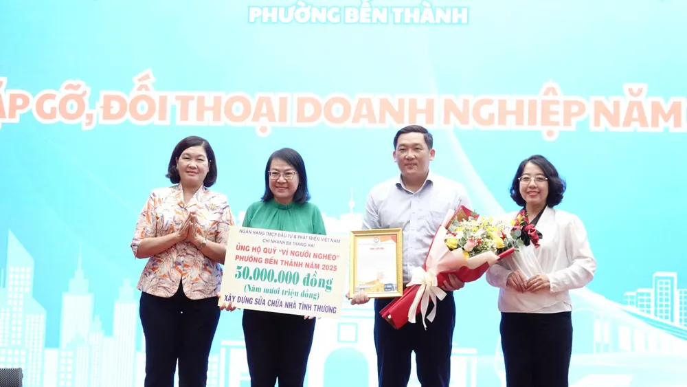 Tại buổi gặp gỡ, các doanh nghiệp chung tay ủng hộ kinh phí để phường Bến Thành chăm lo cho các gia đình có hoàn cảnh khó khăn c5c400c811e099bec0f1.jpg