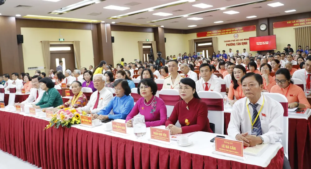 Các đồng chí nguyên lãnh đạo Đảng, Nhà nước và TPHCM dự đại hội. Ảnh: NGÔ BÌNH _MG_9481.JPG