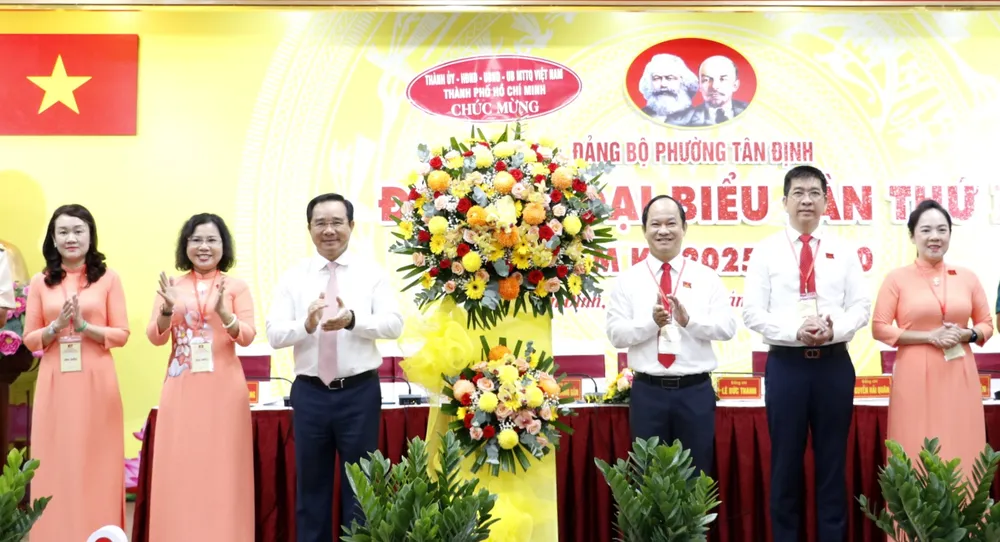 Đồng chí Nguyễn Văn Được tặng hoa chúc mừng đại hội. Ảnh: NGÔ BÌNH _MG_9490.JPG
