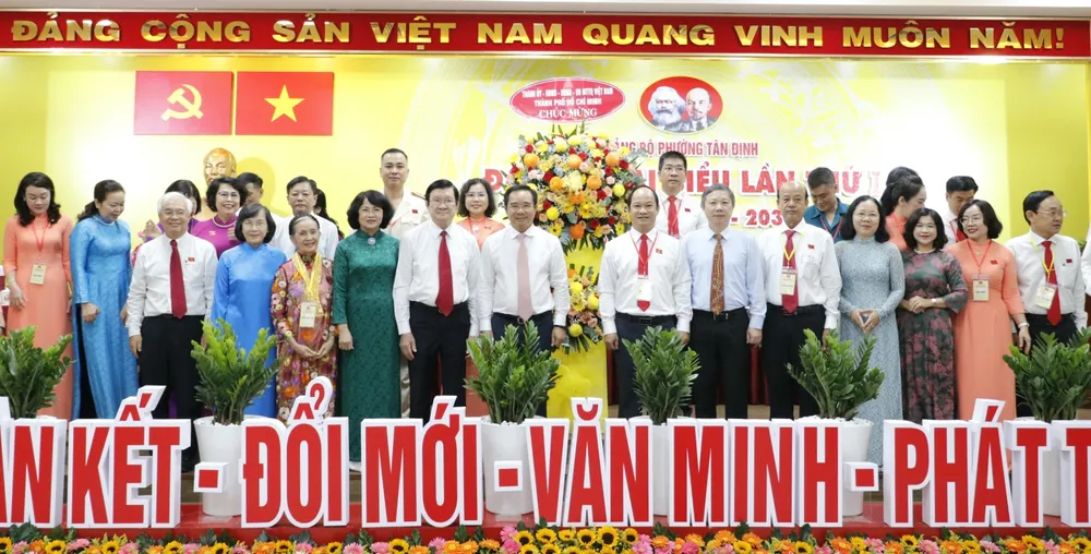 Nguyên Chủ tịch nước Trương Tấn Sang cùng Chủ tịch UBND TPHCM Nguyễn Văn Được và các đại biểu chúc mừng đại hội. Ảnh: NGÔ BÌNH _MG_9496.JPG