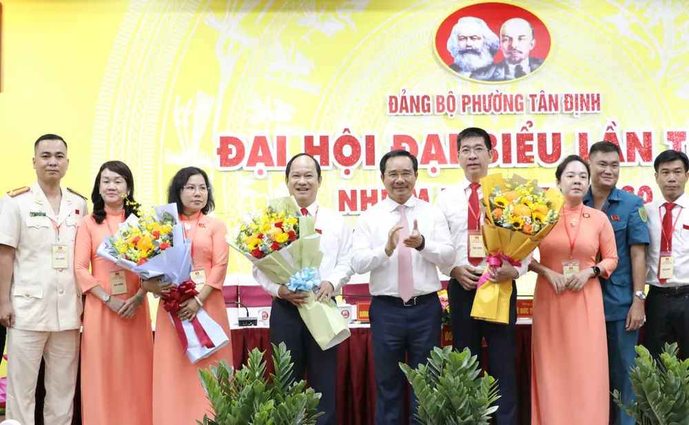 Đồng chí Nguyễn Văn Được chúc mừng Ban Chấp hành Đảng bộ phường Tân Định nhiệm kỳ 2025-2030. Ảnh: NGÔ BÌNH _MG_9586.JPG
