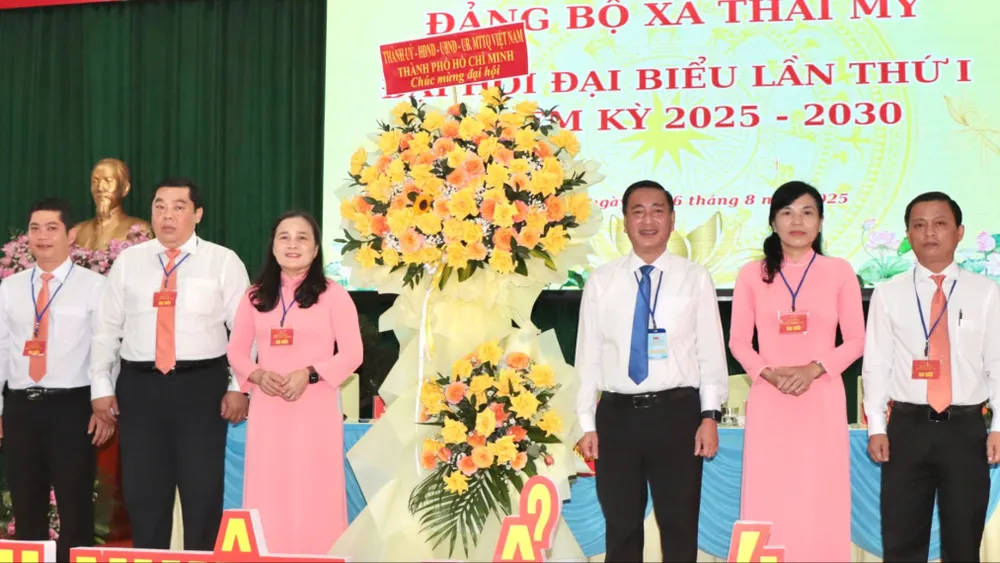 Đồng chí Phạm Thành Kiên tặng hoa chúc mừng đại hội 2583355166031644021.jpg