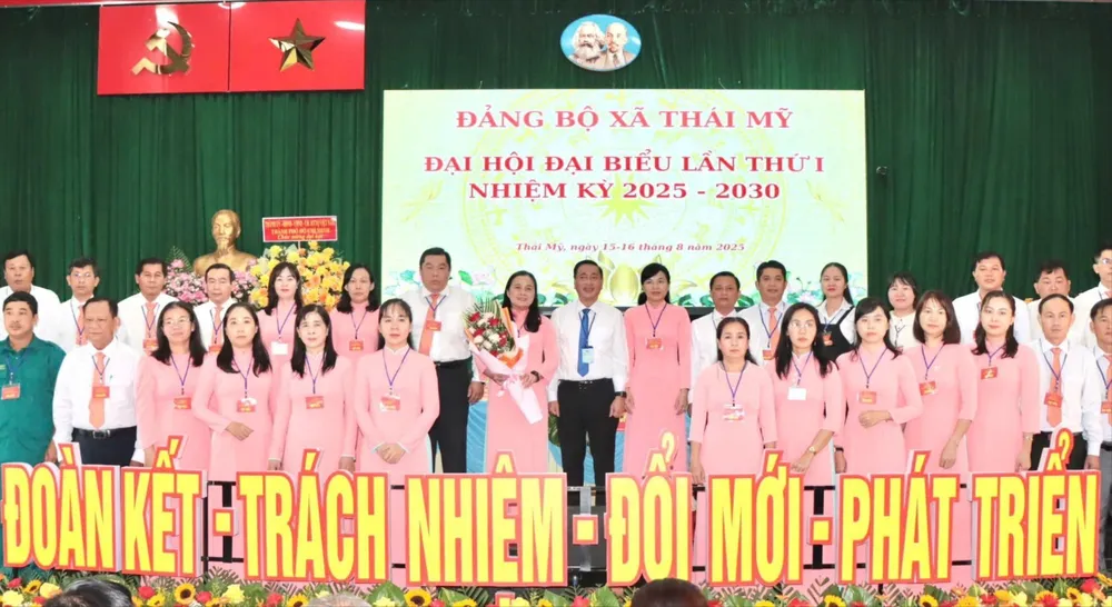 Đồng chí Phạm Thành Kiên chúc mừng Ban Chấp hành Đảng bộ xã Thái Mỹ e78240897cbaf4e4adab.jpg