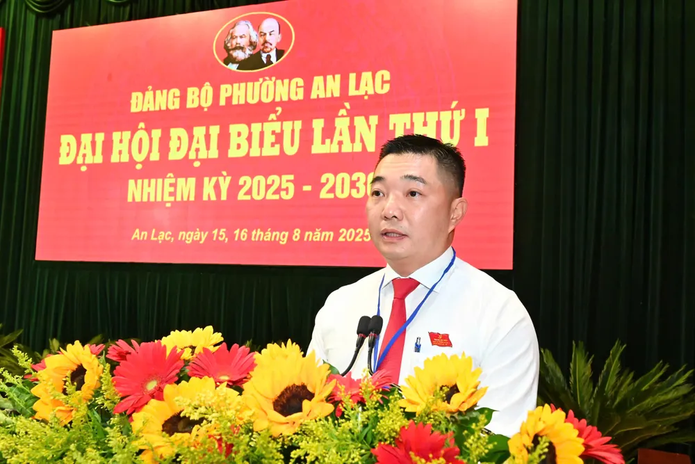 Bí thư Đảng ủy phường An Lạc Lê Trương Hải Hiếu phát biểu tại đại hội. Ảnh: VIỆT DŨNG z6912350270584_43b73b59859f03dd2c935d4851b1a762.jpg